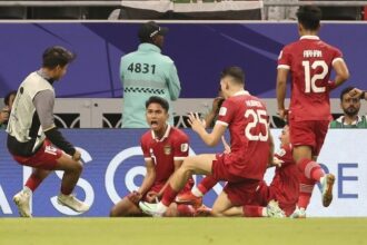 Elkan Baggott berebut bola dengan Hussein Haydar di laga Indonesia vs irak di Grup D Piala Asia 2023 di Ahmed bin Ali Stadium, Senin (15/01/2024) malam WIB. (c) AP Photo/Hussein Sayed