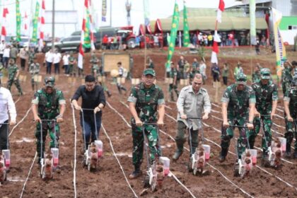 KSAD Jenderal TNI Maruli Simanjuntak saat melakukan peninjauan ketahanan pangan Kostrad, sekaligus pembukaan Rapat Kerja Teknis Bidang Teritorial (Rakernister) TNI AD Tahun 2024 di Desa Mekarjaya, Ciemas, Sukabumi, Jawa Barat, pekan kemarin. Foto: Dispenad