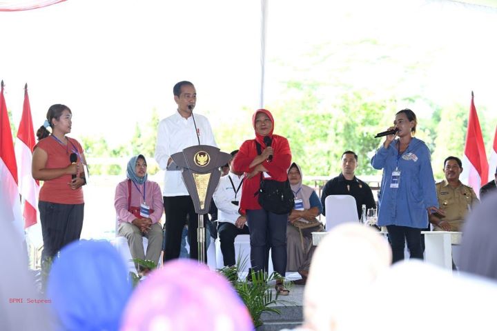 Presiden Jokowi saat bertemu nasabah Program Membina Ekonomi Keluarga Sejahtera (Mekaar) binaan Permodalan Nasional Madani (PNM). Foto: Setneg