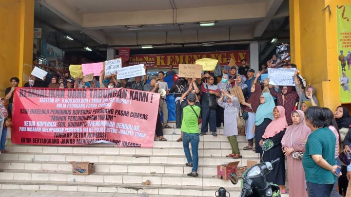 Ratusan pedagang nasabah koperasi berunjuk rasa di Pasar Ciracas, Jakarta Timur, pada Selasa (30/1) siang. Dalam tuntutan haknya kepada pengelola koperasi meminta semua tabungan pedagang dikembalikan. Foto: Joesvicar Iqbal/ipol.id