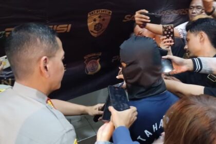 Kapolres Metro Jakarta Timur, Kombes Pol Leonardus Simarmata saat meminta keterangan terhadap tersangka pembunuhan Dede Jaya, 28, di Mapolres, Selasa (9/1) siang. Foto: Joesvicar Iqbal/ipol.id