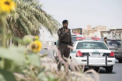 Polisi Kerajaan Arab Saudi melakukan razia keimigrasian. Foto: Saudi Gazette