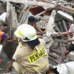 Sejumlah petugas Damkar melakukan evakuasi puing-puing reruntuhan bangunan semi permanen pos ronda di Jalan Haji Mani, Kelurahan Batu Ampar, Kecamatan Kramat Jati, Jakarta Timur, yang roboh pada Rabu (31/1) sekitar pukul 12.40 WIB. Foto: Ist