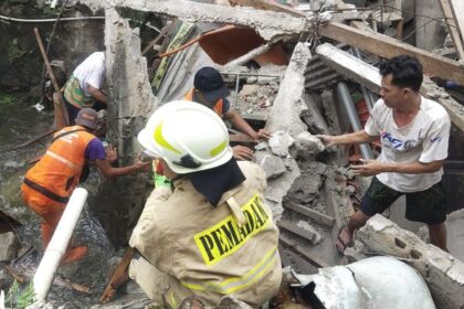 Sejumlah petugas Damkar melakukan evakuasi puing-puing reruntuhan bangunan semi permanen pos ronda di Jalan Haji Mani, Kelurahan Batu Ampar, Kecamatan Kramat Jati, Jakarta Timur, yang roboh pada Rabu (31/1) sekitar pukul 12.40 WIB. Foto: Ist