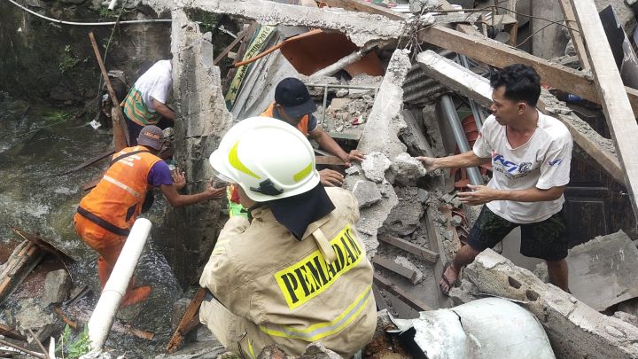 Sejumlah petugas Damkar melakukan evakuasi puing-puing reruntuhan bangunan semi permanen pos ronda di Jalan Haji Mani, Kelurahan Batu Ampar, Kecamatan Kramat Jati, Jakarta Timur, yang roboh pada Rabu (31/1) sekitar pukul 12.40 WIB. Foto: Ist