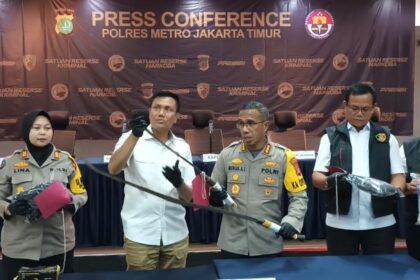 Kapolres Metro Jakarta Timur, Kombes Pol Nicolas Ary Lilipaly dan jajaran menunjukkan barang bukti senjata tajam jenis celurit dan pakaian yang digunakan para pelaku tawuran di Mapolres, Selasa (30/1). Foto: Joesvicar Iqbal/ipol.id