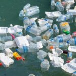 Iustrasi sampah plastik kemasan air mineral yang mencemari air sungai dan laut. Foto: life source water