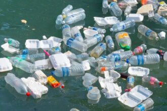 Iustrasi sampah plastik kemasan air mineral yang mencemari air laut Kepulauan Seribu. Foto: life source water