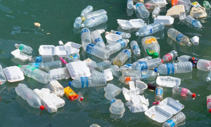 Iustrasi sampah plastik kemasan air mineral yang mencemari air laut Kepulauan Seribu. Foto: life source water