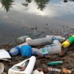 Ilustrasi sampah plastik yang mencemari perairan. Foto: PBB