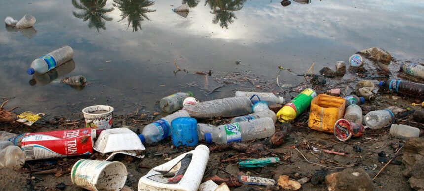 Ilustrasi sampah plastik yang mencemari perairan. Foto: PBB