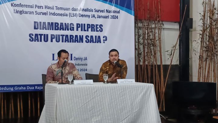 Direktur KCI Lingkaran Survei Indonesia (LSI) Denny JA, Adjie Al Faraby memaparkan kajian riset terbaru LSI terhadap elektabilitas pasangan calon presiden (Capres) dan calon wakil presiden (Cawapres) di kantor LSI di kawasan Rawamangun, Pulogadung, Jakarta Timur, Selasa (30/1) siang. Foto: Joesvicar Iqbal/ipol.id