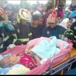 Evakuasi pasien di SPH Bypass Padang akibat ledakan yang terjadi di Lantai 2 rumah sakit, Selasa (30/1).
