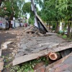 Suasana dan kondisi tembok pembatas SPBU di Jalan Tebet Barat Dalam II, Tebet Barat, Tebet, Jakarta Selatan, pada Minggu (21/1) siang, roboh menimpa empat orang (satu keluarga). Tiga korban tewas dan seorang anak terluka dalam peristiwa itu. Foto: Joesvicar Iqbal/ipol.id