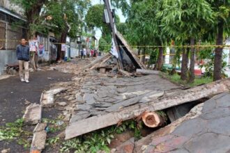 Suasana dan kondisi tembok pembatas SPBU di Jalan Tebet Barat Dalam II, Tebet Barat, Tebet, Jakarta Selatan, pada Minggu (21/1) siang, roboh menimpa empat orang (satu keluarga). Tiga korban tewas dan seorang anak terluka dalam peristiwa itu. Foto: Joesvicar Iqbal/ipol.id