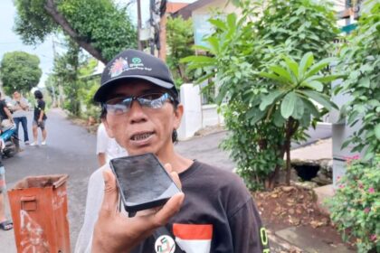 Amri Hartawan, 40, tengah mempersiapkan administrasi proses pengurusan jenazah ketiga anggota keluarganya di Rumah Sakit Cipto Mangunkusumo (RSCM) untuk langsung dimakamkan, Minggu (21/1). Foto: Joesvicar Iqbal/ipol.id