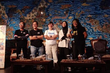 Direktur Utama Taman Mini Indonesia Indah (TMII), Claudia Ingkiriwang (tengah), Promotor Xindrome Music 2024 dari Frontline Enterprise, Atoek Faturachman, Ruki Marciano dari Karcis.id (pojok kiri), Ayuenstar, dan Rocker Candil (pojok kanan) usai Press Conference pagelaran musik 'Xindrome Music 2024' di TMII, Cipayung, Jakarta Timur, Jumat (12/1). Foto: Joesvicar Iqbal/ipol.id