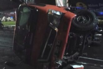 ruk Mitsubishi Colt berpelat B 9203 BCX kecelakaan tunggal dan terguling di Jalan DI Panjaitan, Cipinang Besar Utara, Jatinegara, Jakarta Timur, Jumat (19/1) dini hari. Foto: Ist