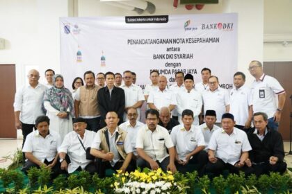 Jajaran Perumda Pasar Jaya bersama PT Bank DKI Syariah usai MoU kerjasama dalam program Pemberian Ibadah Umrah bagi para pegawai, pengurus masjid/musala dan para penggiat pasar di Jakarta, Kamis (11/1). Foto: Ist