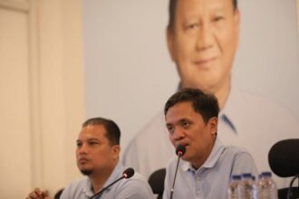 Wakil Ketua TKN Prabowo-Gibran, Habiburokhman menegaskan pelaku pengancaman penembakan terhadap calon presiden nomor urut 1 Anies Baswedan tidak terkait dengan pihaknya dalam konferensi pers di Media Center TKN Prabowo-Gibran, Jakarta, Sabtu (13/1). Foto: JPNN