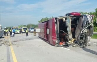 Bus rombongan Satgas Partai Hanura alami kecelakaan terguling di Jalan Tol Ngawi kilometer 554, Desa Pengkol Kecamatan Mantingan Kabupaten Ngawi, Minggu (4/2/2024) pagi. Sumber : Miftakhul