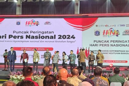 Presiden Jokowi saat menyalami Ifoed, jurnalis ipol.id yang memenangi penghargaan Adinegoro 2023 kategori Jurnalistik Media Karikatur. Foto: dok ipol.id