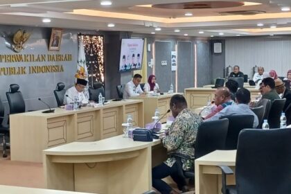 Ketua Badan Akuntabilitas Publik Dewan Perwakilan Daerah Republik Indonesia (BAP-DPD RI), Tamsil Linrung dan pimpinan DPD saat menerima permintaan audiensi Ketua Poros Transisi Indonesia, Faizal Assegaf, Sekjen PTI, Satyo Purwanto dkk di Ruang Rapat Kutai, Lantai 3, Gedung B DPD RI, Rabu (31/1) sekitar pukul 11.00 WIB. Foto: Joesvicar Iqbal/ipol.id