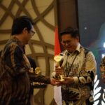 Wabub Kutai Kartanegara, Rendi Solihin, meraih penghargaan sebagai Tokoh Peduli Usaha Mikro, Kecil, dan Menengah (UMKM) dalam Acara JMSI Award 2024, di Hotel Discovery Ancol Jakarta pada Senin, (19/2/2024), malam. Foto: Ist