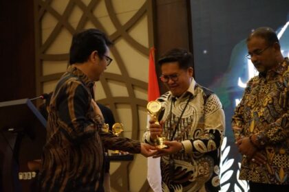Wabub Kutai Kartanegara, Rendi Solihin, meraih penghargaan sebagai Tokoh Peduli Usaha Mikro, Kecil, dan Menengah (UMKM) dalam Acara JMSI Award 2024, di Hotel Discovery Ancol Jakarta pada Senin, (19/2/2024), malam. Foto: Ist