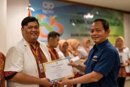 Direktur Utama PT Nayaka Era Husada, Bambang Wahyudiono, saat menyerahkan sertifikat akreditasi paripurna dari Kementerian Kesehatan Republik Indonesia untuk 55 kliniknya yang tersebar di berbagai wilayah pulau Jawa, Sumatera dan Nusa Tenggara Barat (NTB). Foto: Ist