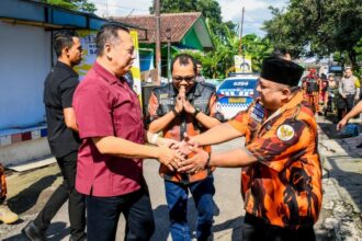 Ketua MPR sekaligus Wakil Ketua Umum Partai Golkar Bambang Soesatyo membagikan ratusan nasi box dan ratusan kaos untuk para pengemudi becak dan warga di depan Posko Kemenangan Bamsoet sekitar alun-alun Kebumen.