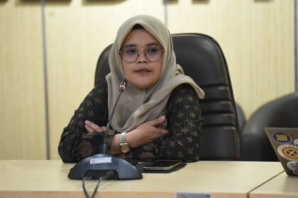 Anggota Bawaslu Lolly Suhenty saat memberikan penjelasan dalam diskusi di Media Center Bawaslu. Foto: Bawaslu