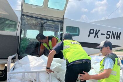 Tim memasukkan bahan semai Natrium Clorida (NaCl) ke dalam pesawat Cessna Caravan untuk operasi Teknologi Modifikasi Cuaca (TMC) di Lanud Ahmad Yani, Kota Semarang, Jawa Tengah, Sabtu (17/2). Operasi TMC upaya penanganan banjir di Kabupaten Demak dan sekitarnya. Foto: BPBD Jawa Tengah