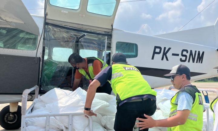 Tim memasukkan bahan semai Natrium Clorida (NaCl) ke dalam pesawat Cessna Caravan untuk operasi Teknologi Modifikasi Cuaca (TMC) di Lanud Ahmad Yani, Kota Semarang, Jawa Tengah, Sabtu (17/2). Operasi TMC upaya penanganan banjir di Kabupaten Demak dan sekitarnya. Foto: BPBD Jawa Tengah