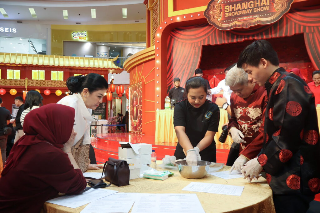 Dumpling Cooking Demo bersama Chef Yongki Gunawan didampingi oleh Rietta Amilia (Mama Rietta) dan Desiree Tarigan (Mamitoko). (ist./dok. Mal Ciputra Jakarta)