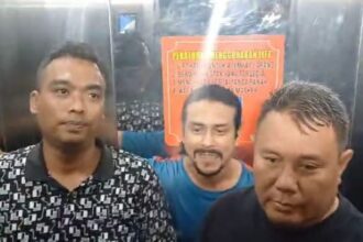 Gathan Saleh Hilabi (mengenakan kaus biru) yang telah ditetapkan statusnya sebagai tersangka percobaan pembunuhan masih bisa tertawa lepas dan dalam penjagaan aparat Polres Metro Jakarta Timur, Kamis (29/2/2024). Foto: Ist