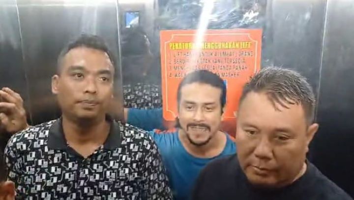 Gathan Saleh Hilabi (mengenakan kaus biru) yang telah ditetapkan statusnya sebagai tersangka percobaan pembunuhan masih bisa tertawa lepas dan dalam penjagaan aparat Polres Metro Jakarta Timur, Kamis (29/2/2024). Foto: Ist