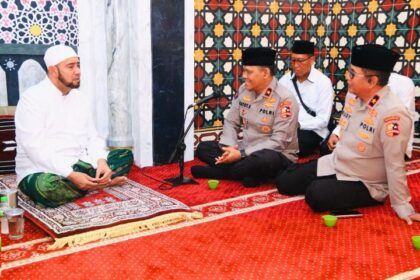 Habib Syech saat menerima kembali kunjungan Kasatgas Humas Operasi Nusantara Cooling System, Brigjen Gatot Repli Handoko yang didampingi Kasatgas Preemtif Brigjen M Rudy Syafirudin di kediamannya di Pasar Kliwon, Solo, Jawa Tengah, Rabu (21/2/2024). Foto: Polri