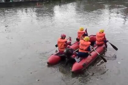 Suasana empat petugas Sudin Penanggulangan Kebakaran dan Penyelamatan Jakarta Timur melakukan pencarian terhadap pria berinisial AS, 31, yang hanyut di aliran Sungai Cipinang, pada Rabu (31/1) sekitar pukul 10.48 WIB hingga 18.00 WIB korban juga belum ditemukan. Foto: Ist