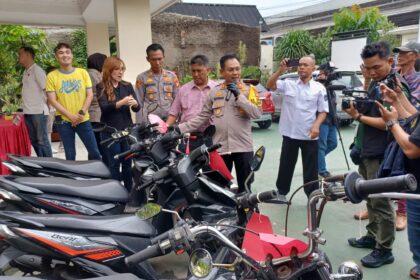 Kapolsek Duren Sawit, AKP Sutikno dan jajaran menggelar barang bukti lima unit kendaraan bermotor hasil kejahatan komplotan begal bermodus tabrak adik pelaku di Mapolsek, Jakarta Timur, pada Rabu (31/1) siang. Foto: Joesvicar Iqbal/ipol.id