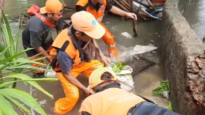 Sejumlah petugas Penanganan Prasarana dan Sarana Umum (PPSU) berupaya memperbaiki tanggul jebol pada Kali Cipinang di Jalan Irigasi I, Kelurahan/Kecamatan Makasar, Jakarta Timur, pada Kamis (1/2). Foto: Joesvicar Iqbal/ipol.id