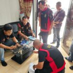 Penyidik pidana khusus Kejaksaan Tinggi Sumatera Selatan (Kejati Sumsel) saat melakukan penggeledahan di salah satu lokasi di Jawa Barat. Foto: Seksi Penkum Kejati Sumsel