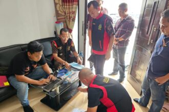 Penyidik pidana khusus Kejaksaan Tinggi Sumatera Selatan (Kejati Sumsel) saat melakukan penggeledahan di salah satu lokasi di Jawa Barat. Foto: Seksi Penkum Kejati Sumsel