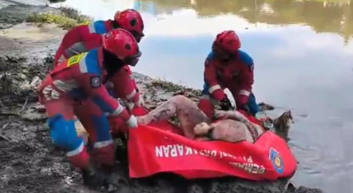 Suasana evakuasi sejumlah petugas Damkar yang berhasil menemukan korban pria hanyut bernama Ahmad Sahyu, 31, di Banjir Kanal Timur (BKT) di Jalan Inspeksi, RT 03/03, Ujung Menteng, Cakung, Jakarta Timur, pada Jumat (2/2) siang. Foto: Ist