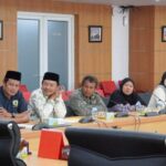 Sejumlah warga Kelurahan Kapuk, Jakarta Barat mengadukan nasibnya ke Komisi A DPRD DKI.(foto dok setwan)