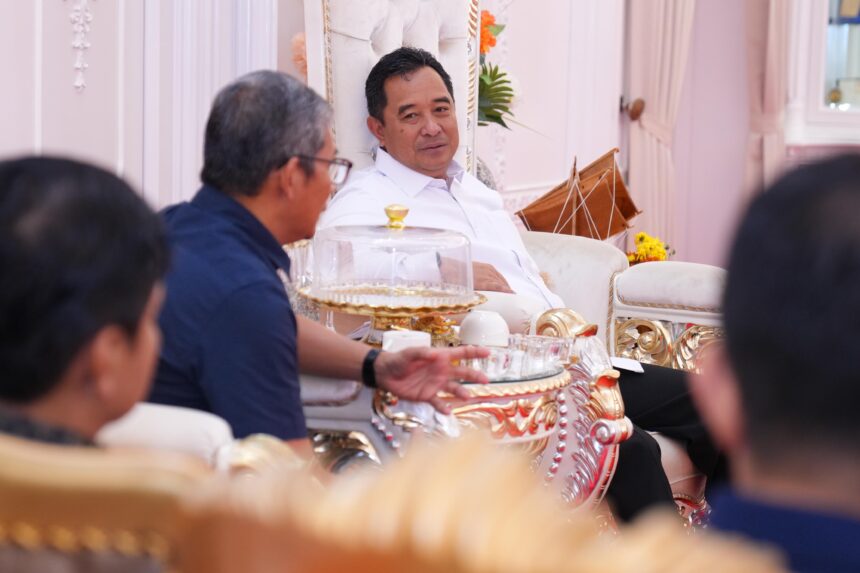 Penjabat Gubernur Sulsel, Bahtiar Baharuddin, saat menerima kunjungan Direktur Utama Holding PT Perkebunan Nusantara 1 Jakarta, Teddy Yuniman Danas, di Rumah Jabatan Gubernur Sulsel, Jumat, 2 Februari 2024. Foto/ist