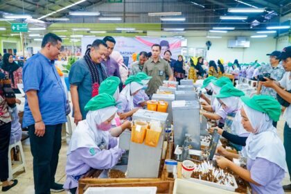 Ketua MPR RI sekaligus Wakil Ketua Umum Partai Golkar Bambang Soesatyo saat mengunjungi pabrik sigaret kretek tangan (SKT) PT Mitra Prasmitha Selaras di Kebumen, Jawa Tengah. Foto: Istimewa