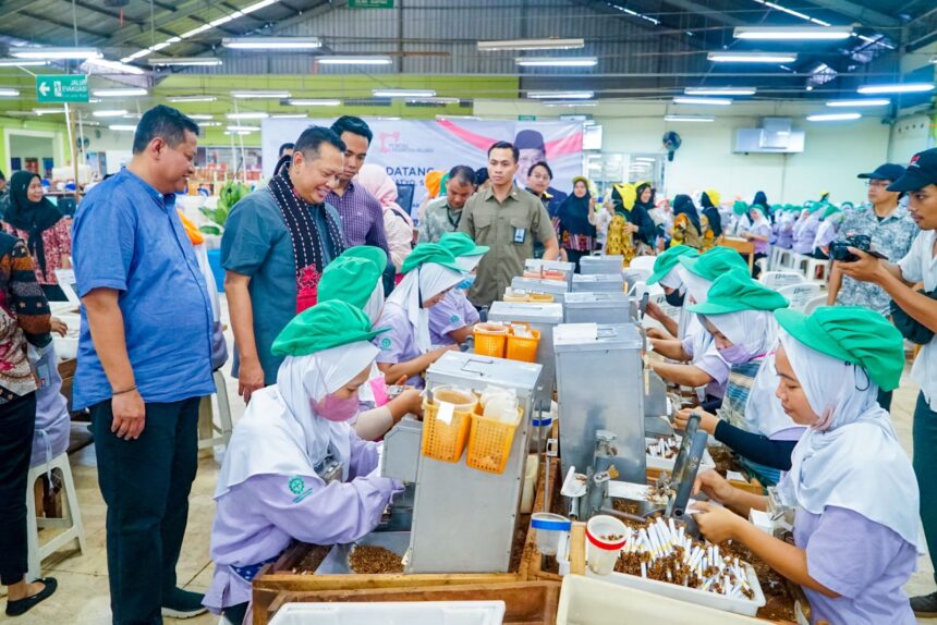 Ketua MPR RI sekaligus Wakil Ketua Umum Partai Golkar Bambang Soesatyo saat mengunjungi pabrik sigaret kretek tangan (SKT) PT Mitra Prasmitha Selaras di Kebumen, Jawa Tengah. Foto: Istimewa