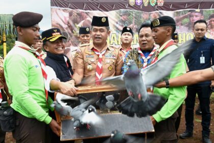 Kasad Jenderal Maruli Simanjuntak saat memimpin upacara pembukaan Perkemahan Sabtu-Minggu (Persami) Saka Wira Kartika Terpusat, bertempat di Bumi Perkemahan Cipayung, Jatinangor, Kabupaten Sumedang, Sabtu (3/2/2024). Foto: Dispenad