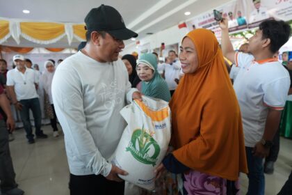 Penjabat Gubernur Sulsel, Bahtiar Baharuddin, saat menyalurkan bantuan pangan Presiden Republik Indonesia Joko Widodo kepada masyarakat kurang mampu yang dipusatkan di Lapangan Binamu Jeneponto, Sabtu (3/2/2024). Foto: Pemprov Sulsel